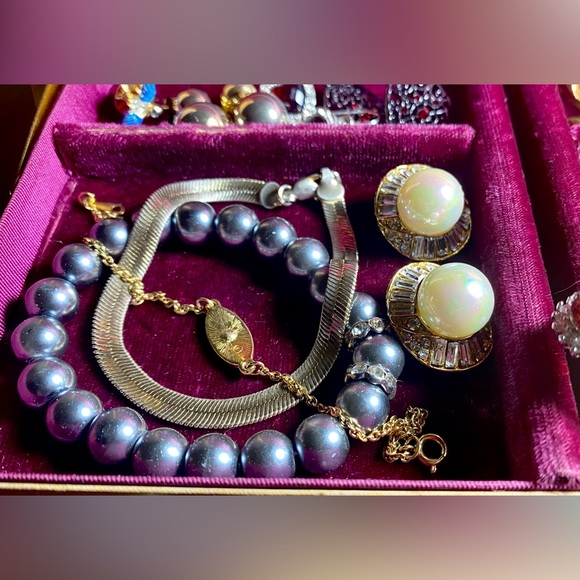 Vintage jewelry lot with Vintage Jewelry Box. - Picture 11 of 16